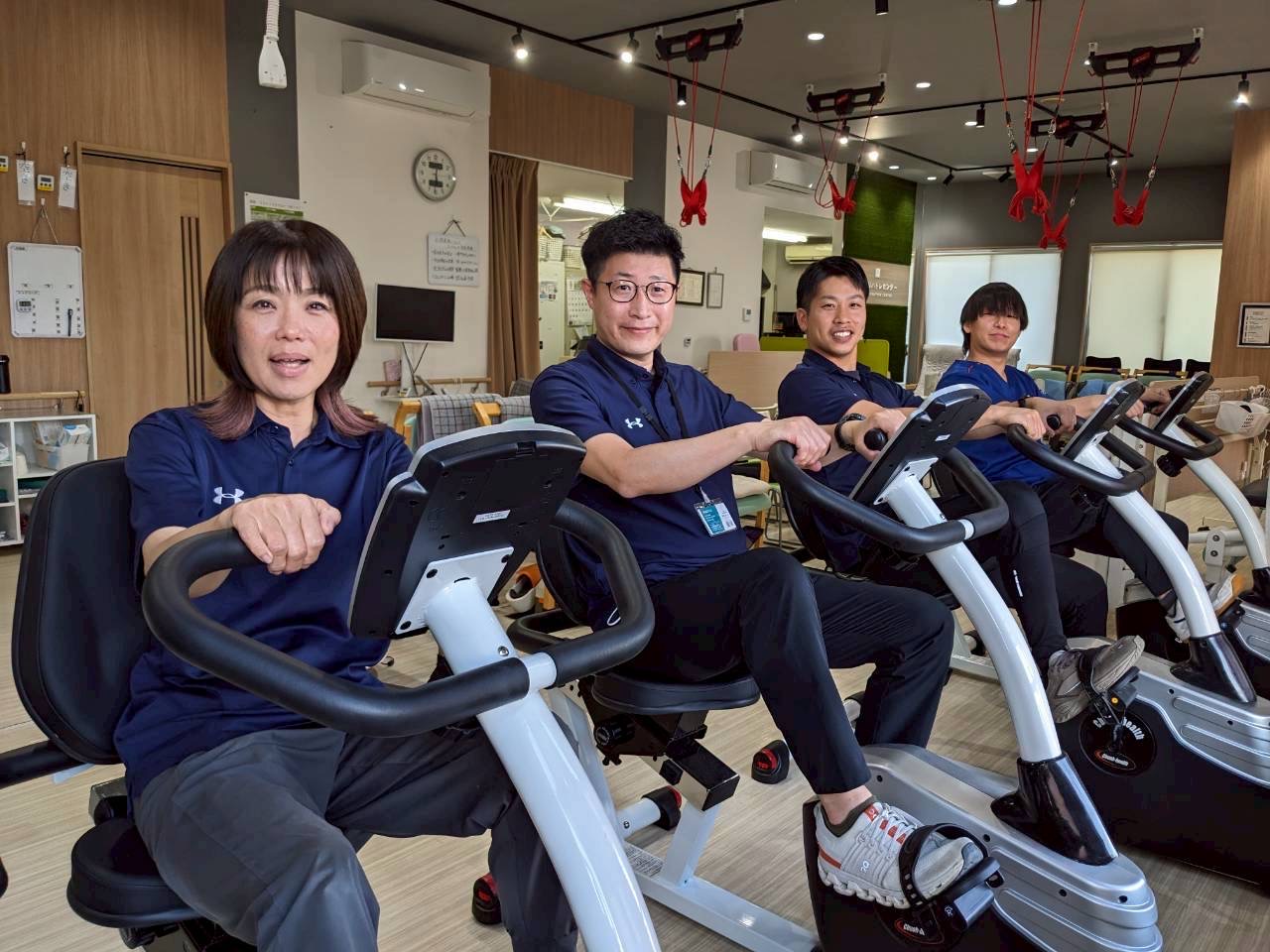 トレーニングルームでのバイク運動の様子