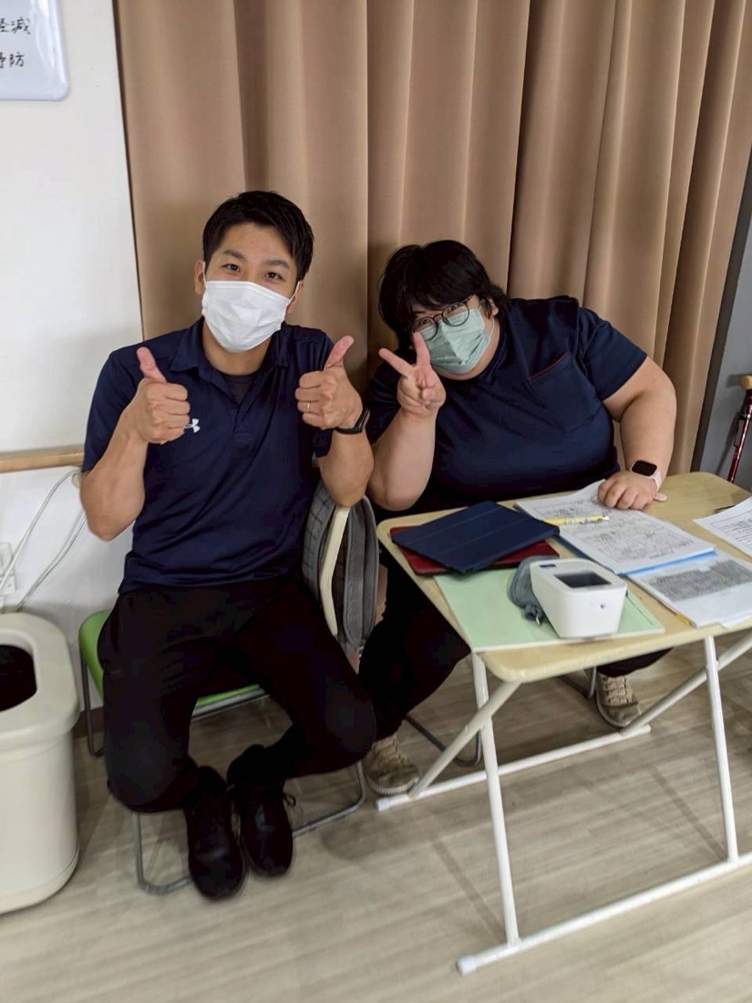 笑顔で対応するスタッフ