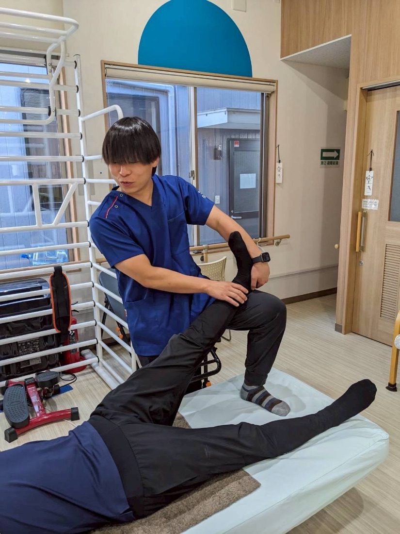 接骨院の先生によるストレッチ
