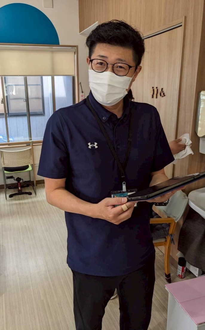 タブレットで記録するスタッフ