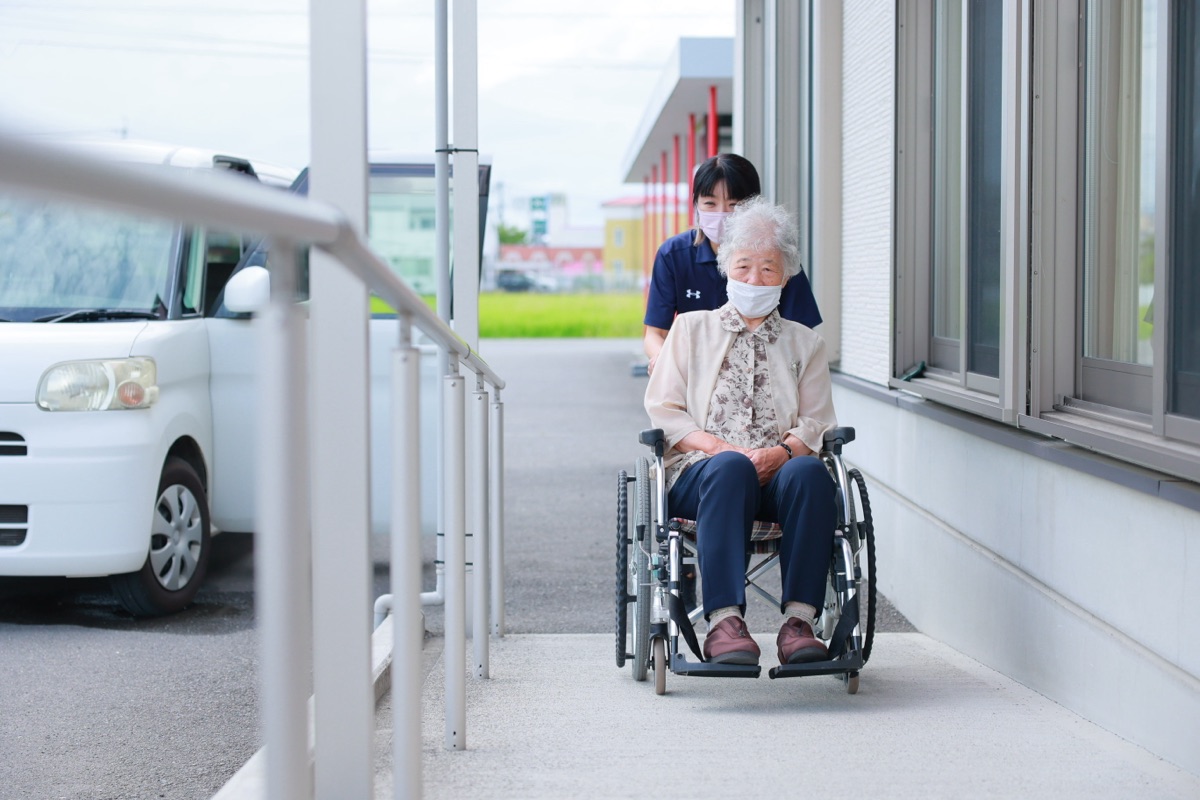 車いすでの移動をサポートする様子