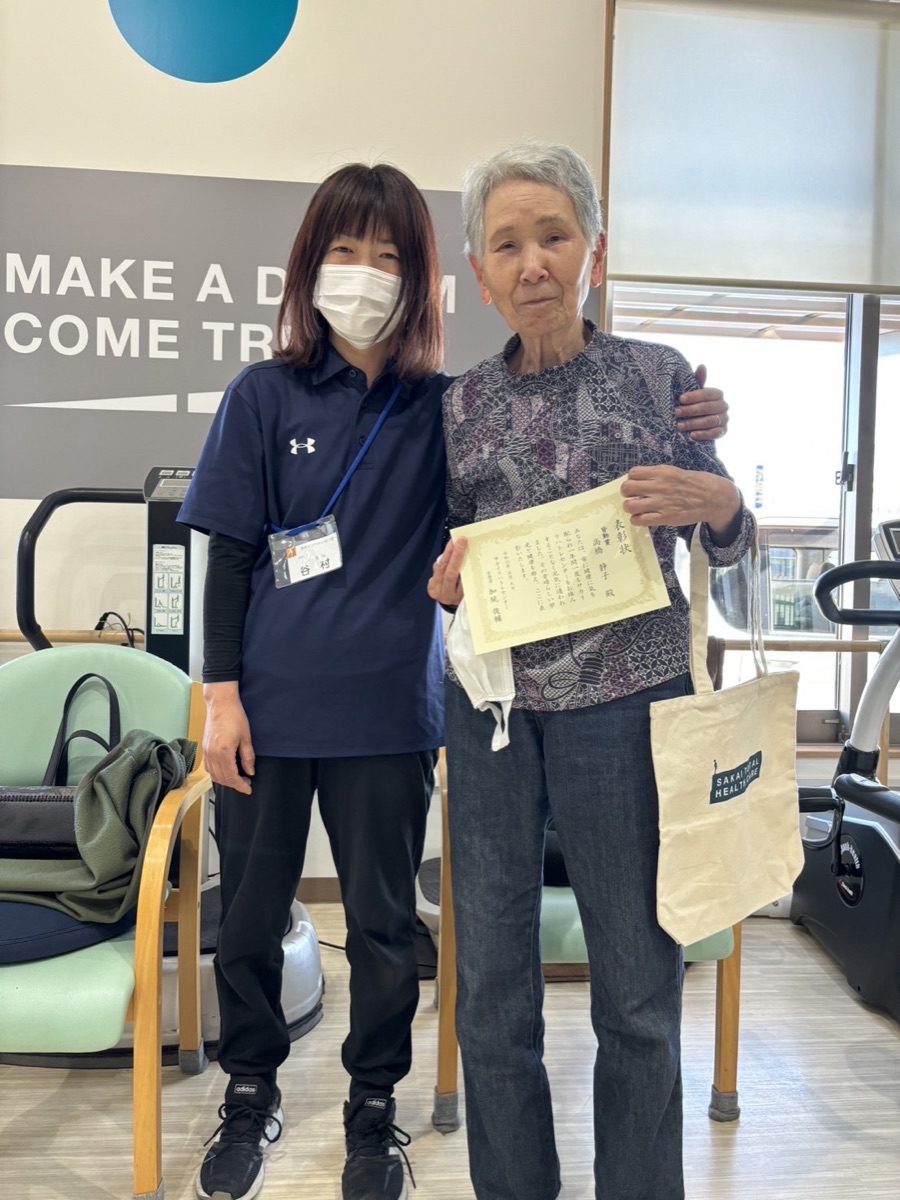 修了証を手にされたご利用者様とスタッフ